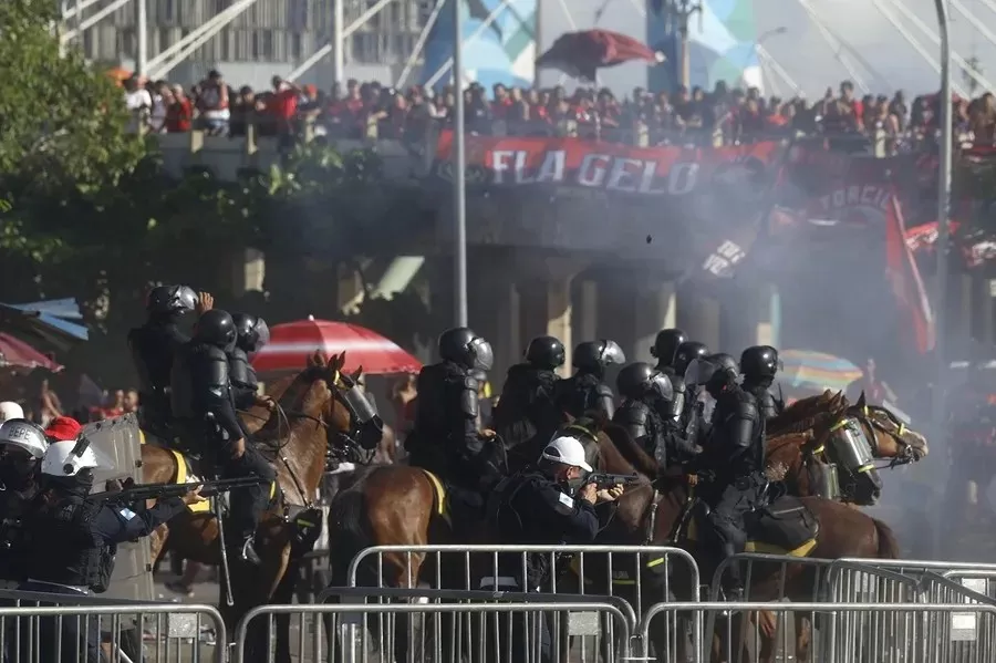Caótica despedida a Flamengo desata disturbios en terminal aérea de Río Caótica despedida a Flamengo desata disturbios en terminal aérea de Río