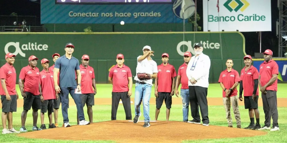 Escogido reconoce la labor del conjunto de mantenimiento del Estadio Quisqueya Escogido reconoce la labor del conjunto de mantenimiento del Estadio Quisqueya