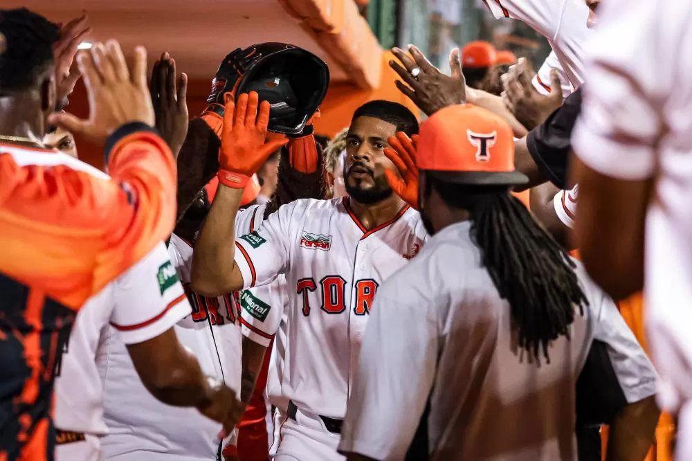 Toros extienden su dominio con cuarta victoria seguida y superan 7-4 a los Leones Toros extienden su dominio con cuarta victoria seguida y superan 7-4 a los Leones