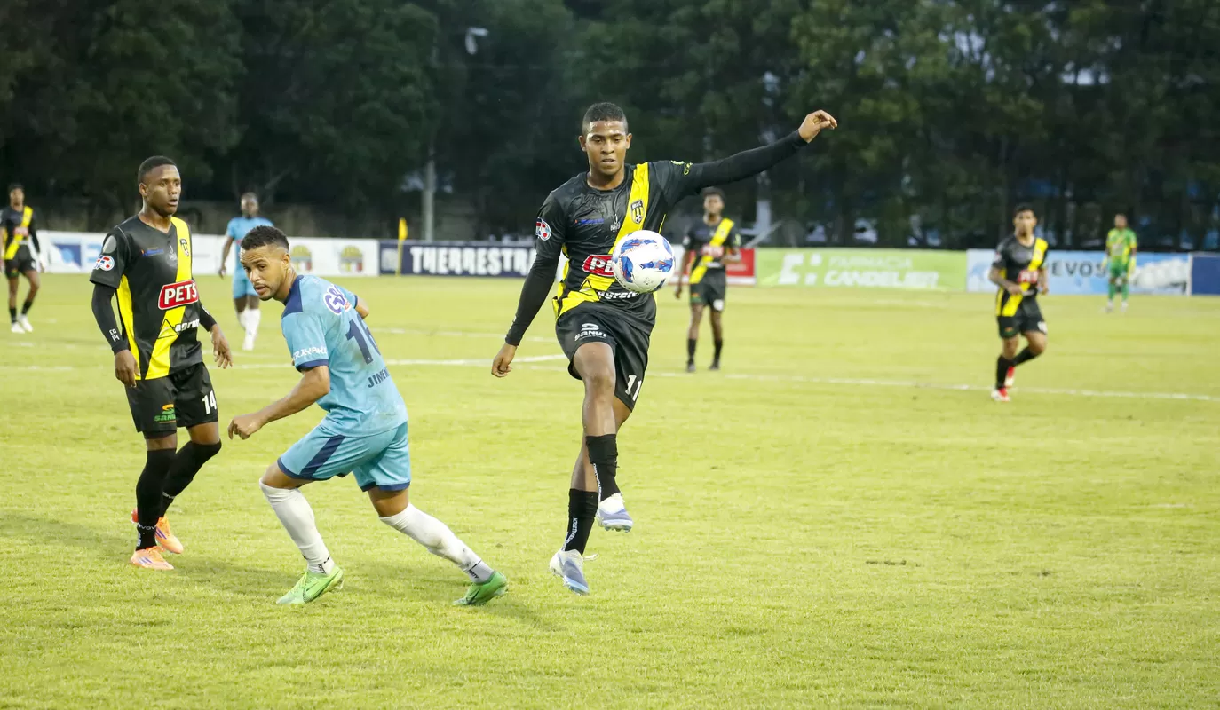 Salcedo sorprende a Moca con triunfo por la mínima en el Moca 85 Salcedo sorprende a Moca con triunfo por la mínima en el Moca 85